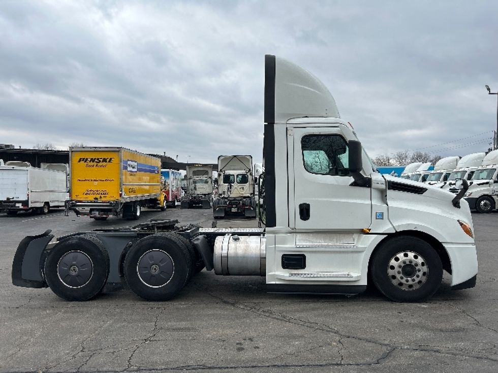 Day Cab Tractor-Heavy Duty Tractors-Freightliner-2022-T12664ST-Dayton-OH-813,676\n\t\tmiles-$ 29,000 - Image 8
