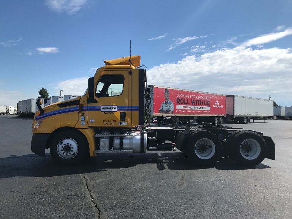 Day Cab Tractor-Heavy Duty Tractors-Freightliner-2022-T12664ST-Denver-CO-134,862\n\t\tmiles-$ 81,500 - Image 4