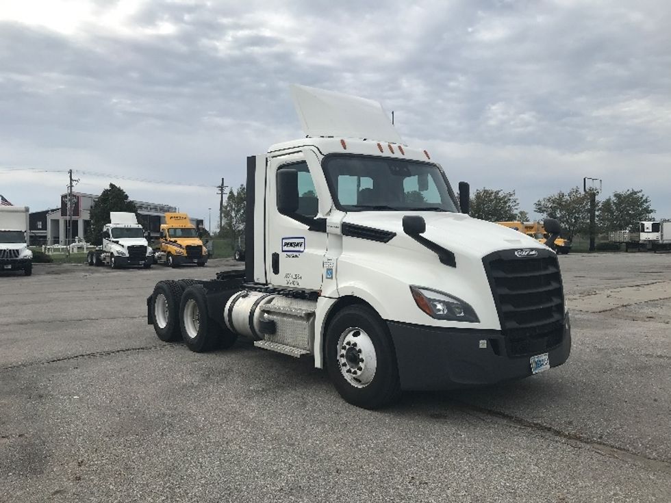 Day Cab Tractor-Heavy Duty Tractors-Freightliner-2022-T12664ST-Des Moines-IA-455,323\n\t\tmiles-$ 62,000 - Image 1