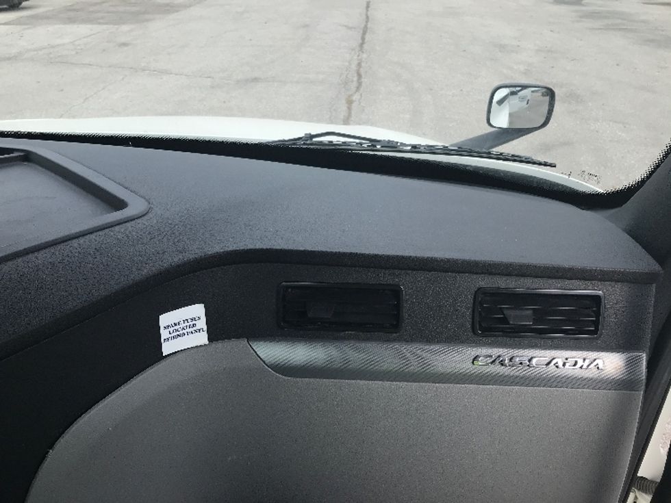 Day Cab Tractor-Heavy Duty Tractors-Freightliner-2022-T12664ST-Des Moines-IA-455,323\n\t\tmiles-$ 62,000 - Image 13