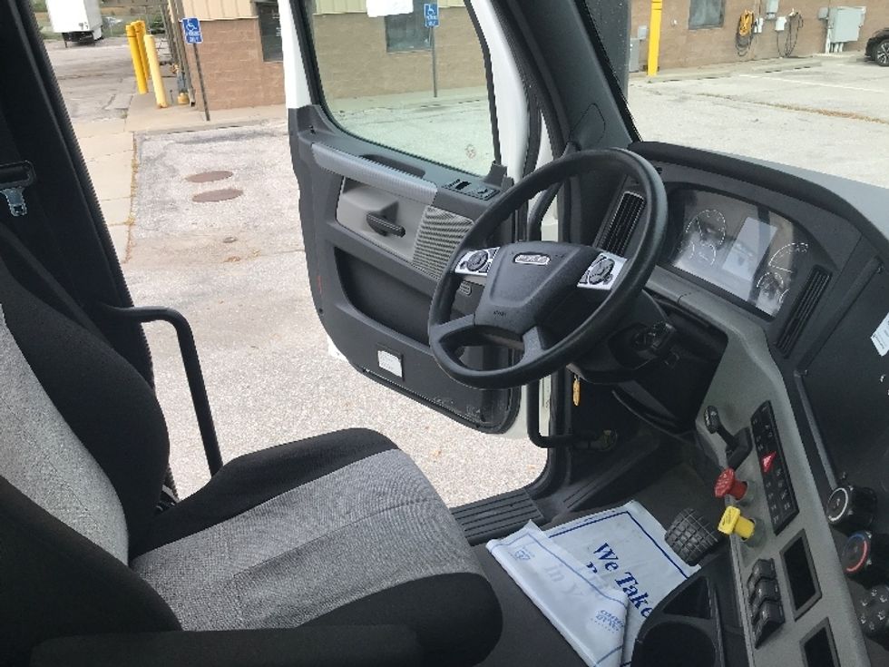 Day Cab Tractor-Heavy Duty Tractors-Freightliner-2022-T12664ST-Des Moines-IA-455,323\n\t\tmiles-$ 62,000 - Image 14