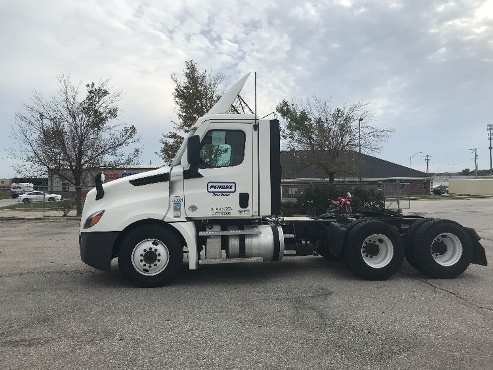 Day Cab Tractor-Heavy Duty Tractors-Freightliner-2022-T12664ST-Des Moines-IA-455,323\n\t\tmiles-$ 62,000 - Image 4