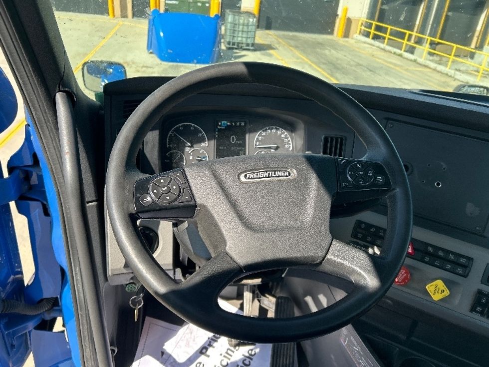 Day Cab Tractor-Heavy Duty Tractors-Freightliner-2022-T12664ST-East Chicago-IN-292,257\n\t\tmiles-$ 73,500 - Image 11
