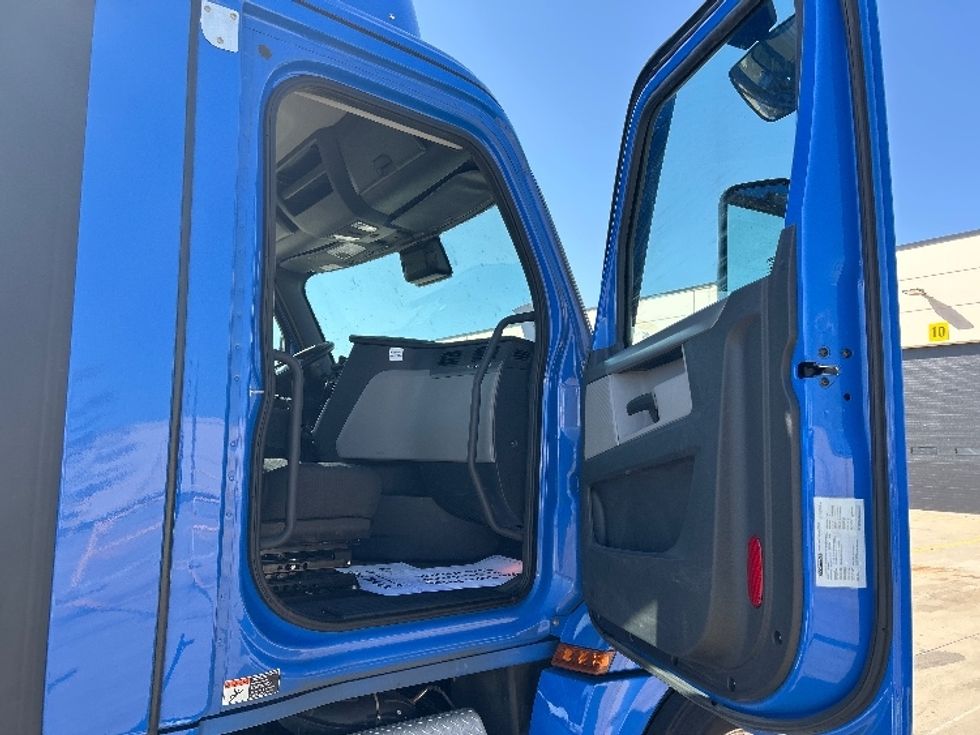 Day Cab Tractor-Heavy Duty Tractors-Freightliner-2022-T12664ST-East Chicago-IN-292,257\n\t\tmiles-$ 73,500 - Image 12