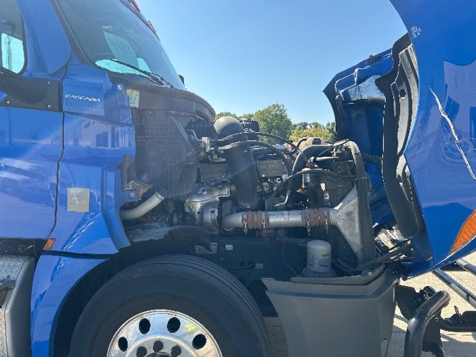 Day Cab Tractor-Heavy Duty Tractors-Freightliner-2022-T12664ST-East Chicago-IN-292,257\n\t\tmiles-$ 73,500 - Image 15