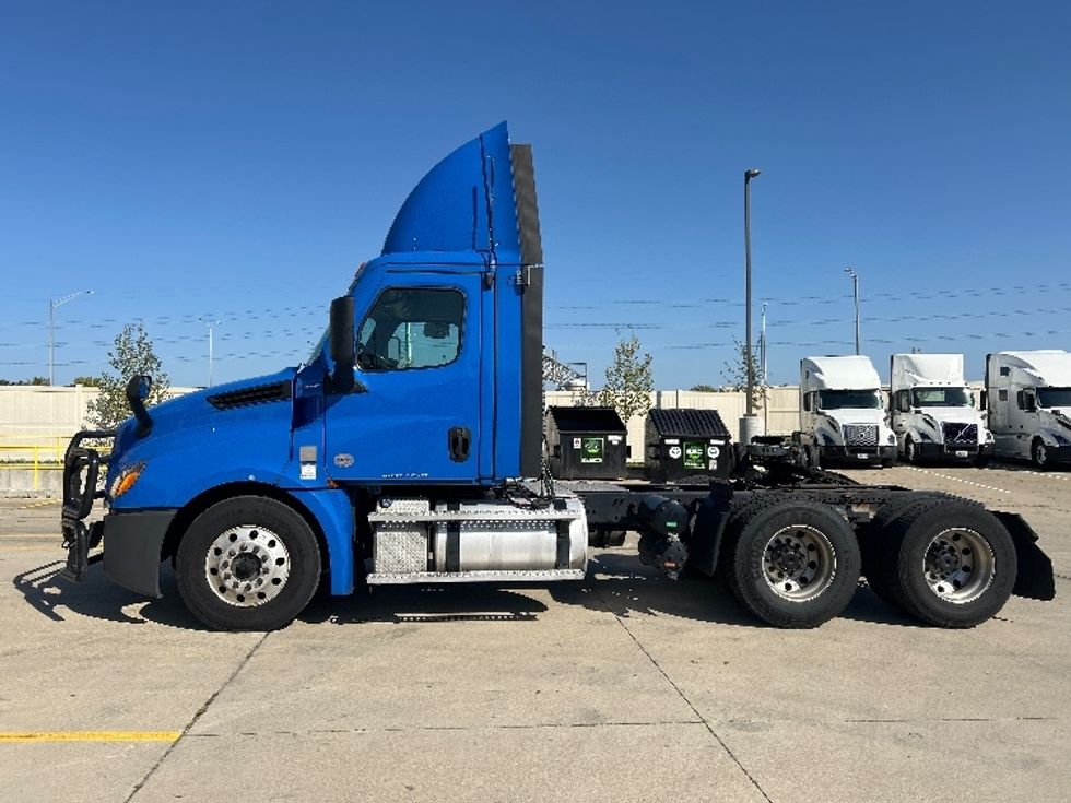 Day Cab Tractor-Heavy Duty Tractors-Freightliner-2022-T12664ST-East Chicago-IN-292,257\n\t\tmiles-$ 73,500 - Image 4