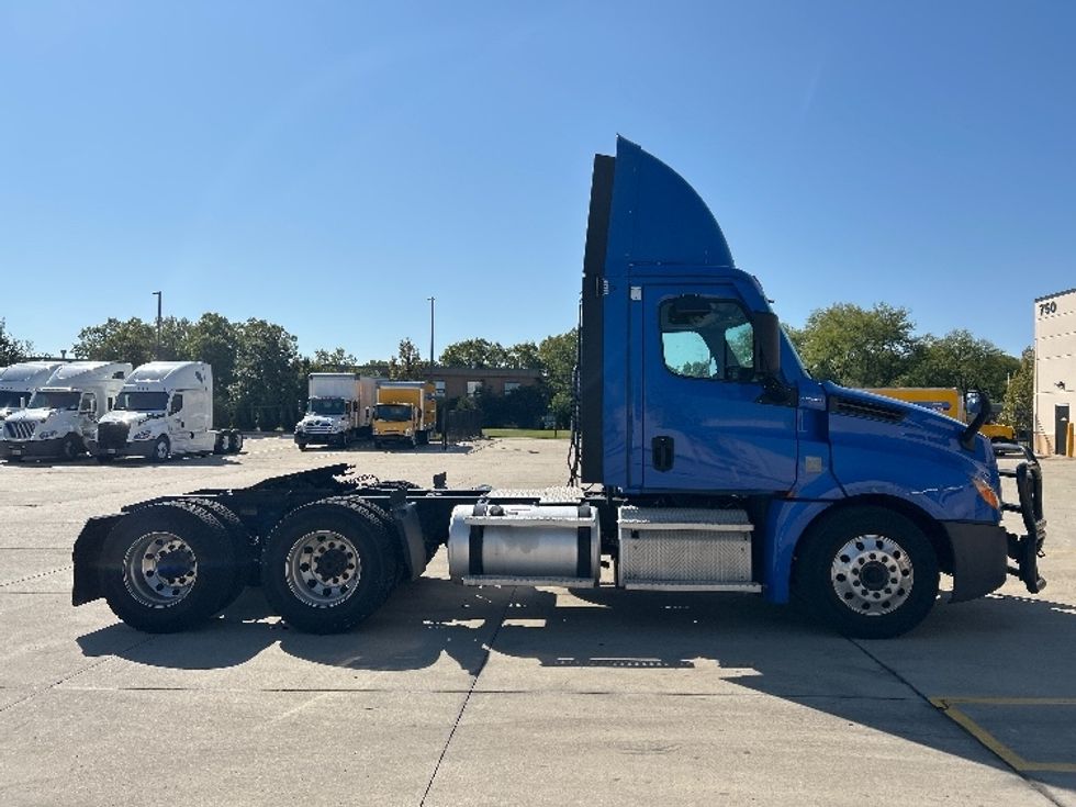Day Cab Tractor-Heavy Duty Tractors-Freightliner-2022-T12664ST-East Chicago-IN-292,257\n\t\tmiles-$ 73,500 - Image 8
