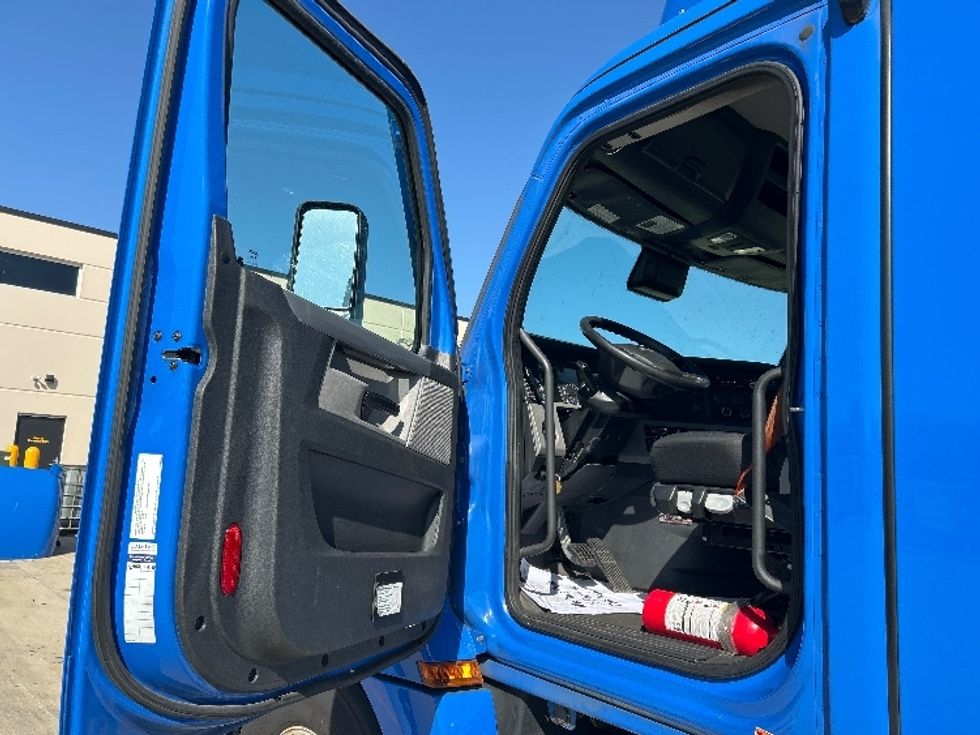 Day Cab Tractor-Heavy Duty Tractors-Freightliner-2022-T12664ST-East Chicago-IN-292,257\n\t\tmiles-$ 73,500 - Image 9