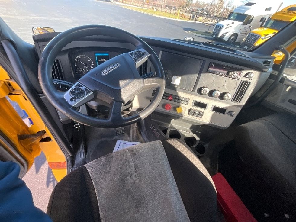 Day Cab Tractor-Heavy Duty Tractors-Freightliner-2022-T12664ST-East Chicago-IN-462,594\n\t\tmiles-$ 52,750 - Image 11