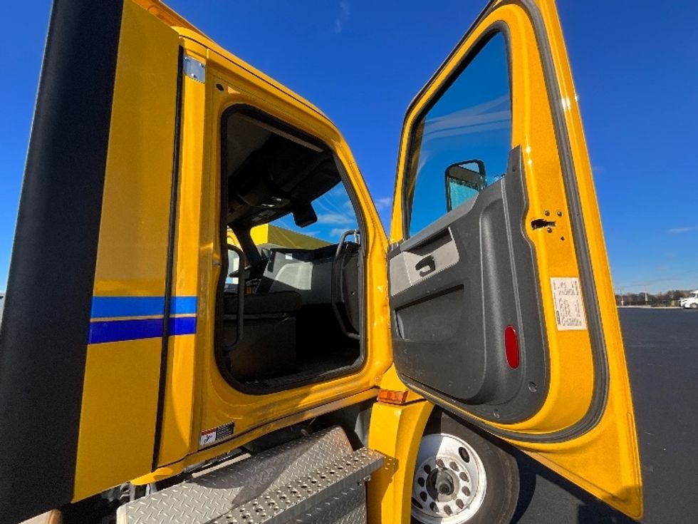 Day Cab Tractor-Heavy Duty Tractors-Freightliner-2022-T12664ST-East Chicago-IN-462,594\n\t\tmiles-$ 52,750 - Image 12