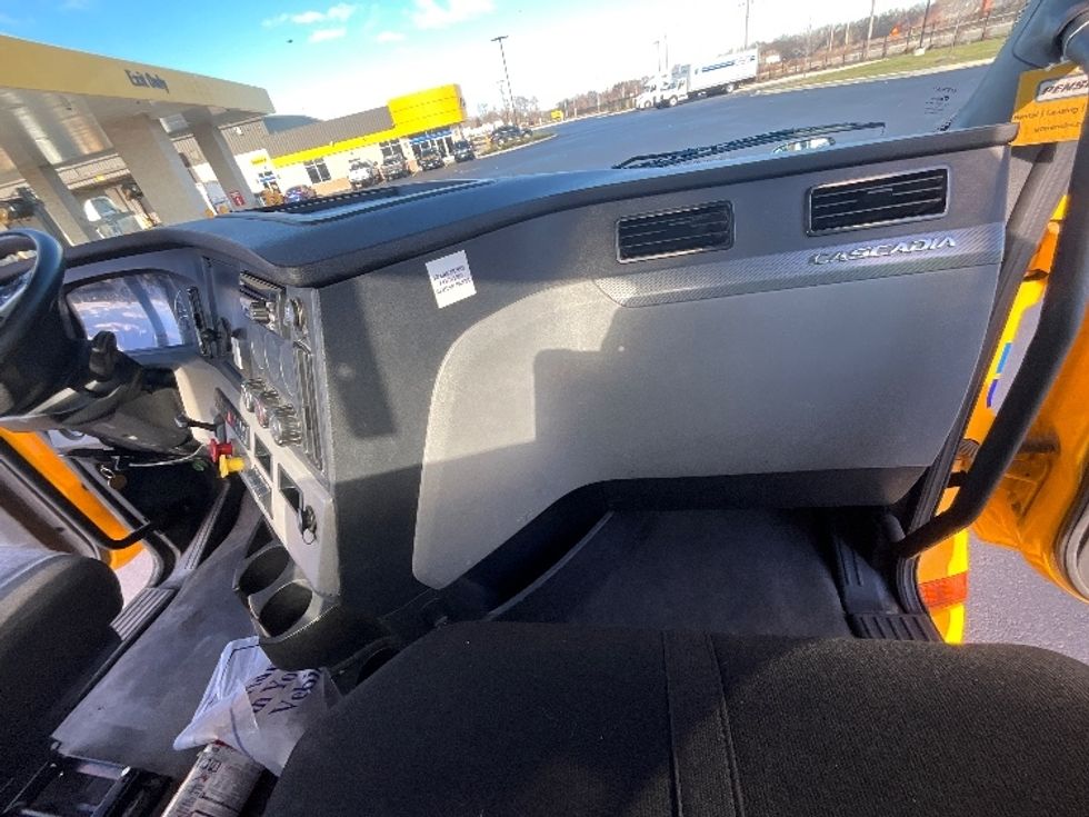 Day Cab Tractor-Heavy Duty Tractors-Freightliner-2022-T12664ST-East Chicago-IN-462,594\n\t\tmiles-$ 52,750 - Image 13