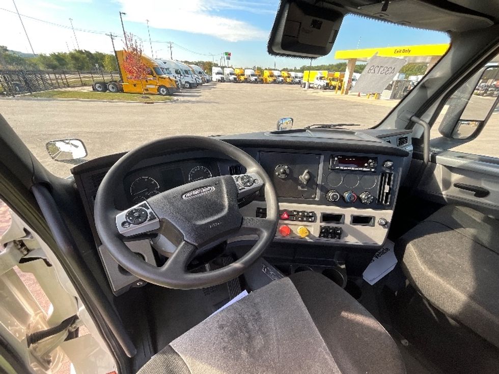 Day Cab Tractor-Heavy Duty Tractors-Freightliner-2022-T12664ST-East Chicago-IN-755,573\n\t\tmiles-$ 34,000 - Image 11