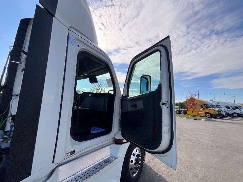 Day Cab Tractor-Heavy Duty Tractors-Freightliner-2022-T12664ST-East Chicago-IN-755,573\n\t\tmiles-$ 34,000 - Image 12