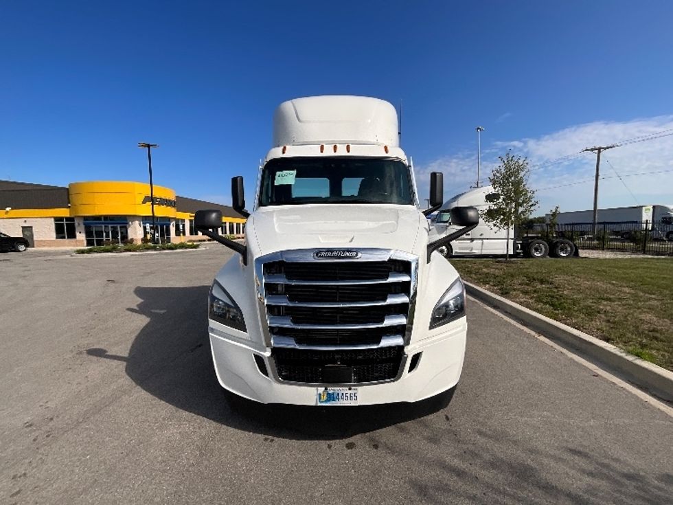 Day Cab Tractor-Heavy Duty Tractors-Freightliner-2022-T12664ST-East Chicago-IN-755,573\n\t\tmiles-$ 34,000 - Image 2