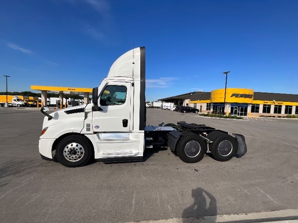 Day Cab Tractor-Heavy Duty Tractors-Freightliner-2022-T12664ST-East Chicago-IN-755,573\n\t\tmiles-$ 34,000 - Image 4