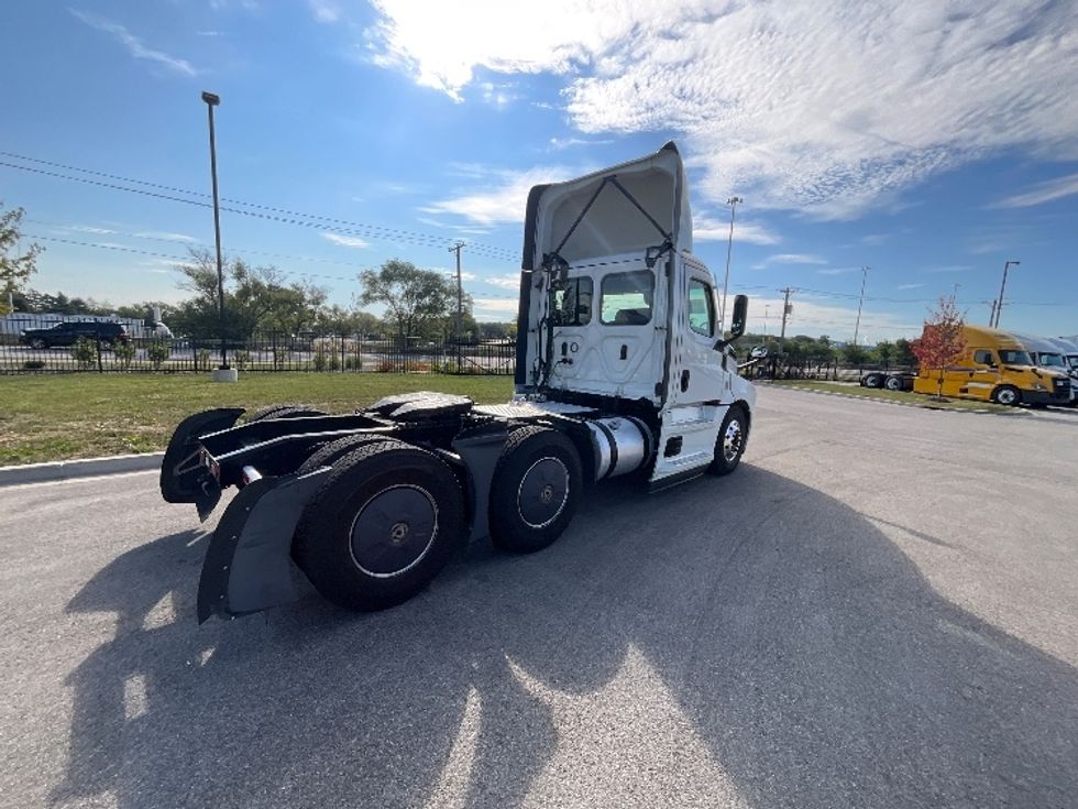 Day Cab Tractor-Heavy Duty Tractors-Freightliner-2022-T12664ST-East Chicago-IN-755,573\n\t\tmiles-$ 34,000 - Image 7