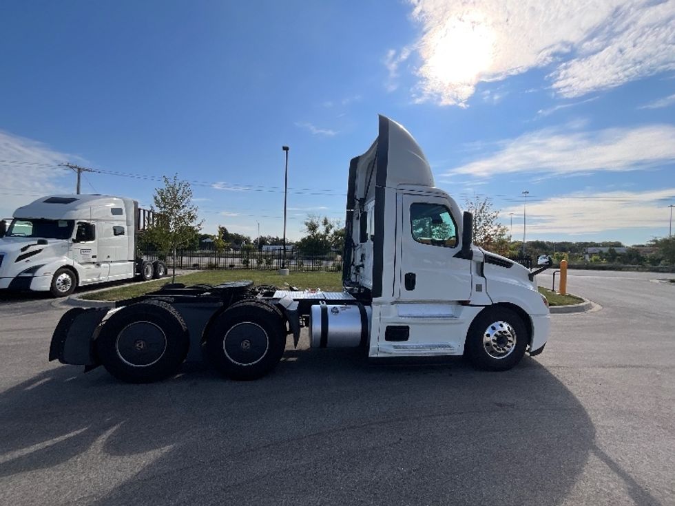 Day Cab Tractor-Heavy Duty Tractors-Freightliner-2022-T12664ST-East Chicago-IN-755,573\n\t\tmiles-$ 34,000 - Image 8