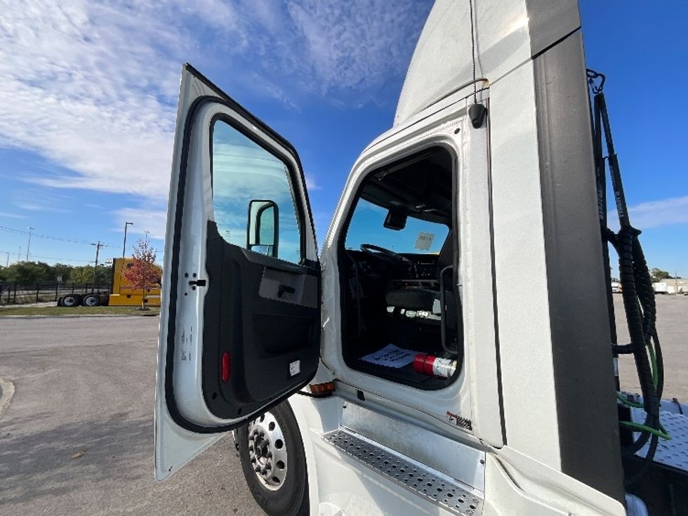 Day Cab Tractor-Heavy Duty Tractors-Freightliner-2022-T12664ST-East Chicago-IN-755,573\n\t\tmiles-$ 34,000 - Image 9