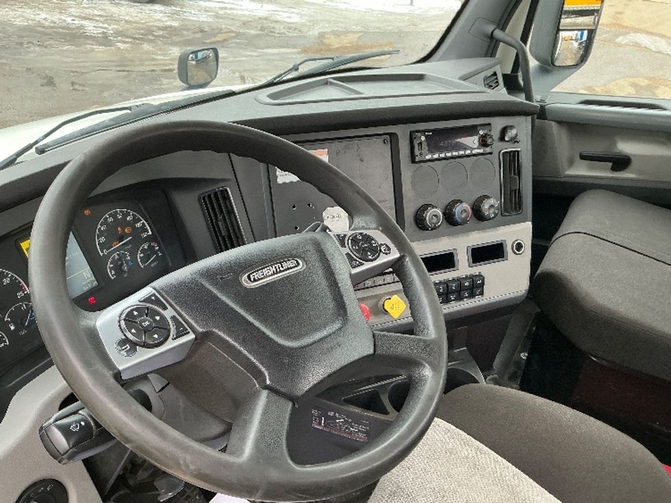Day Cab Tractor-Heavy Duty Tractors-Freightliner-2022-T12664ST-Edmonton-AB-568,802\n\t\tkm-$ 88,000 - Image 10