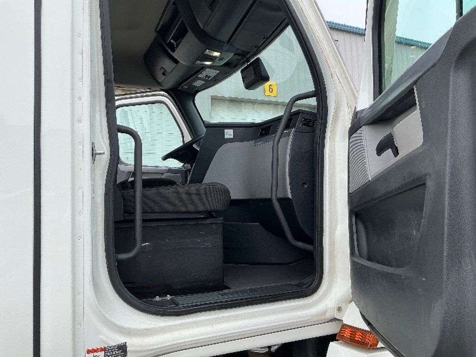 Day Cab Tractor-Heavy Duty Tractors-Freightliner-2022-T12664ST-Edmonton-AB-568,802\n\t\tkm-$ 88,000 - Image 12