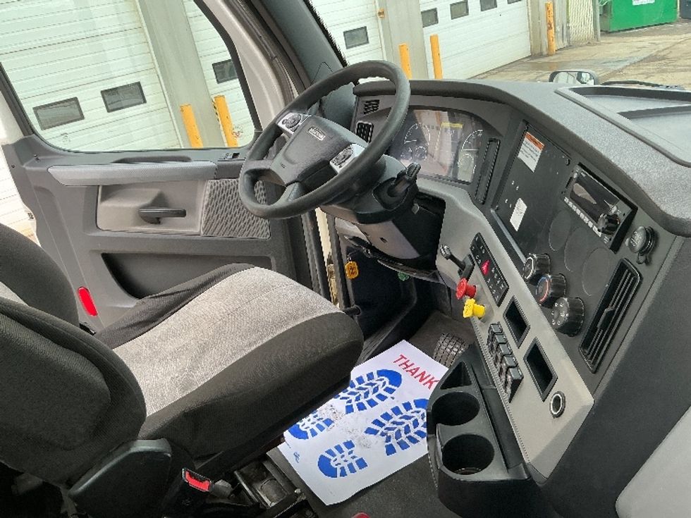 Day Cab Tractor-Heavy Duty Tractors-Freightliner-2022-T12664ST-Edmonton-AB-568,802\n\t\tkm-$ 88,000 - Image 14