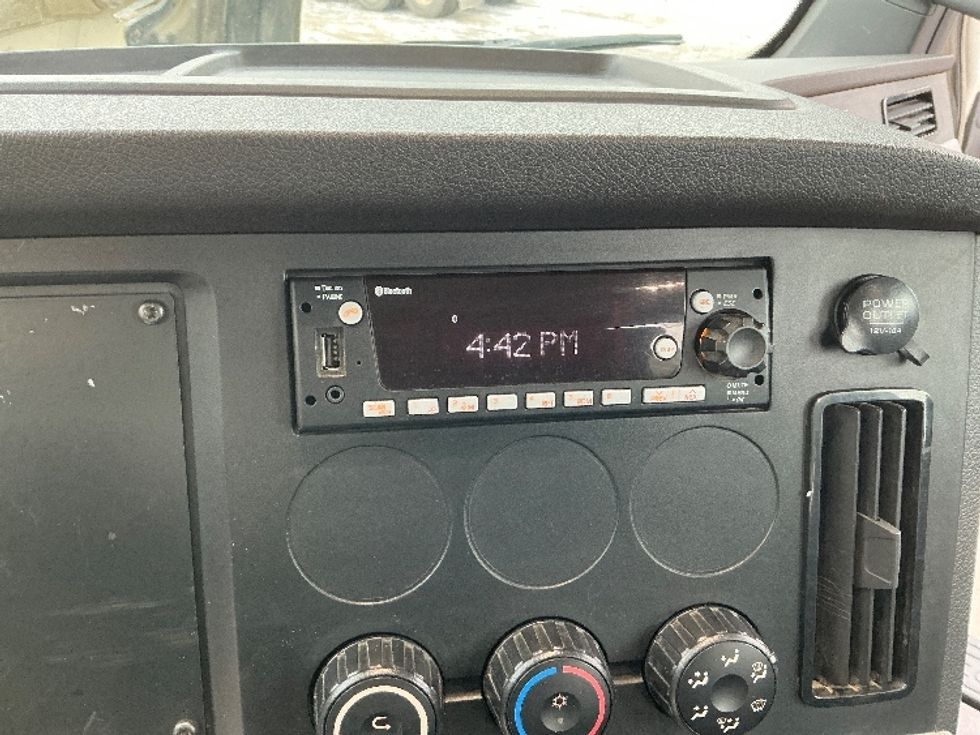 Day Cab Tractor-Heavy Duty Tractors-Freightliner-2022-T12664ST-Edmonton-AB-568,802\n\t\tkm-$ 88,000 - Image 17