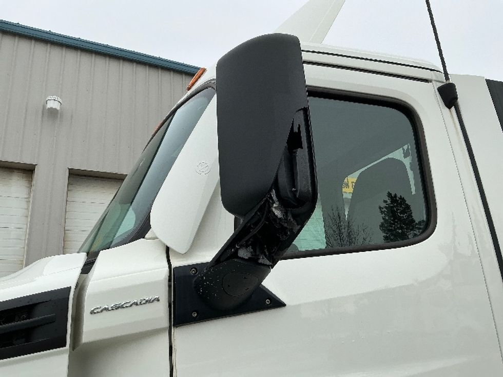 Day Cab Tractor-Heavy Duty Tractors-Freightliner-2022-T12664ST-Edmonton-AB-568,802\n\t\tkm-$ 88,000 - Image 19