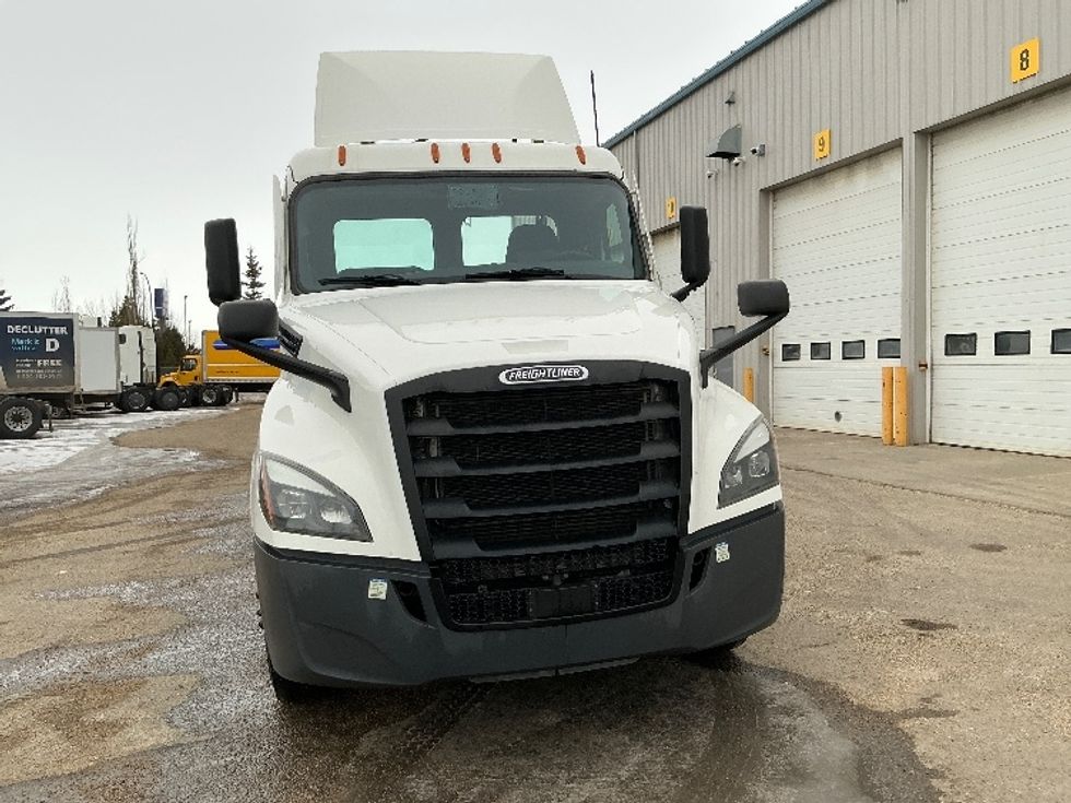 Day Cab Tractor-Heavy Duty Tractors-Freightliner-2022-T12664ST-Edmonton-AB-568,802\n\t\tkm-$ 88,000 - Image 2