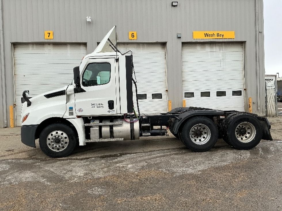 Day Cab Tractor-Heavy Duty Tractors-Freightliner-2022-T12664ST-Edmonton-AB-568,802\n\t\tkm-$ 88,000 - Image 4