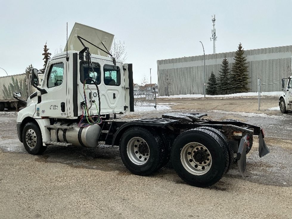 Day Cab Tractor-Heavy Duty Tractors-Freightliner-2022-T12664ST-Edmonton-AB-568,802\n\t\tkm-$ 88,000 - Image 5