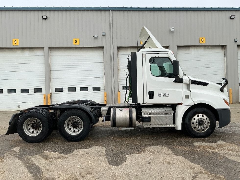 Day Cab Tractor-Heavy Duty Tractors-Freightliner-2022-T12664ST-Edmonton-AB-568,802\n\t\tkm-$ 88,000 - Image 8
