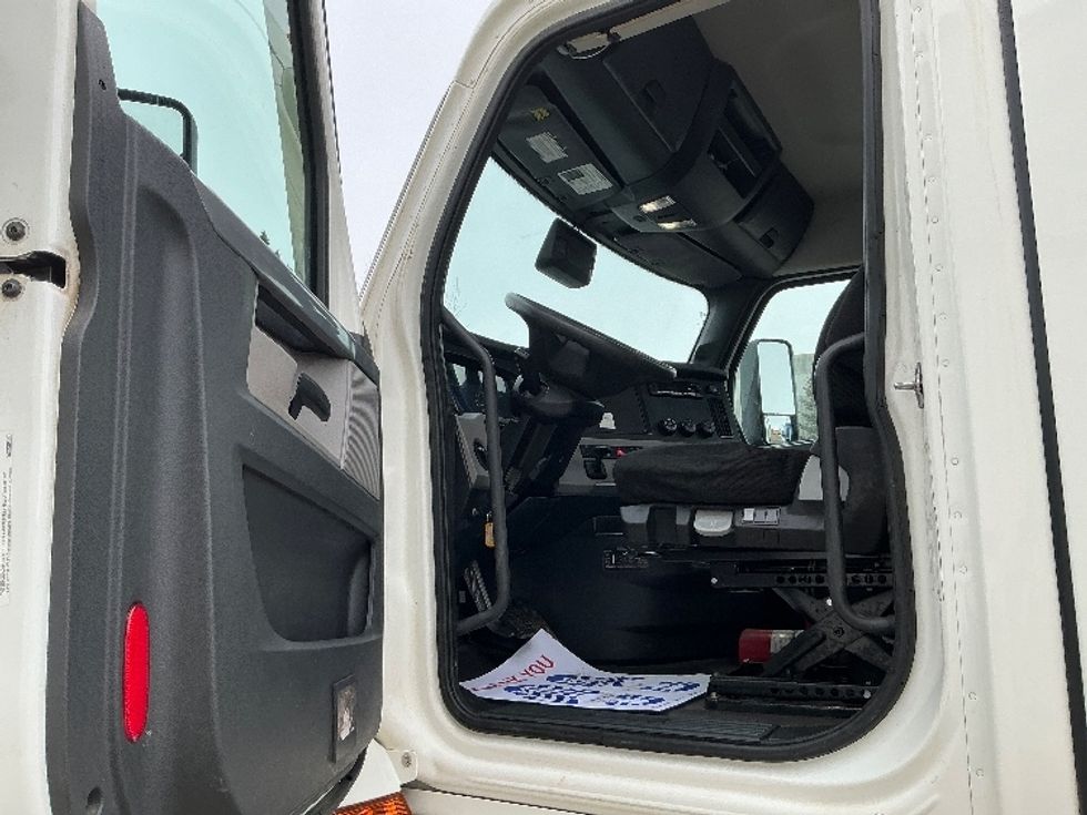 Day Cab Tractor-Heavy Duty Tractors-Freightliner-2022-T12664ST-Edmonton-AB-568,802\n\t\tkm-$ 88,000 - Image 9