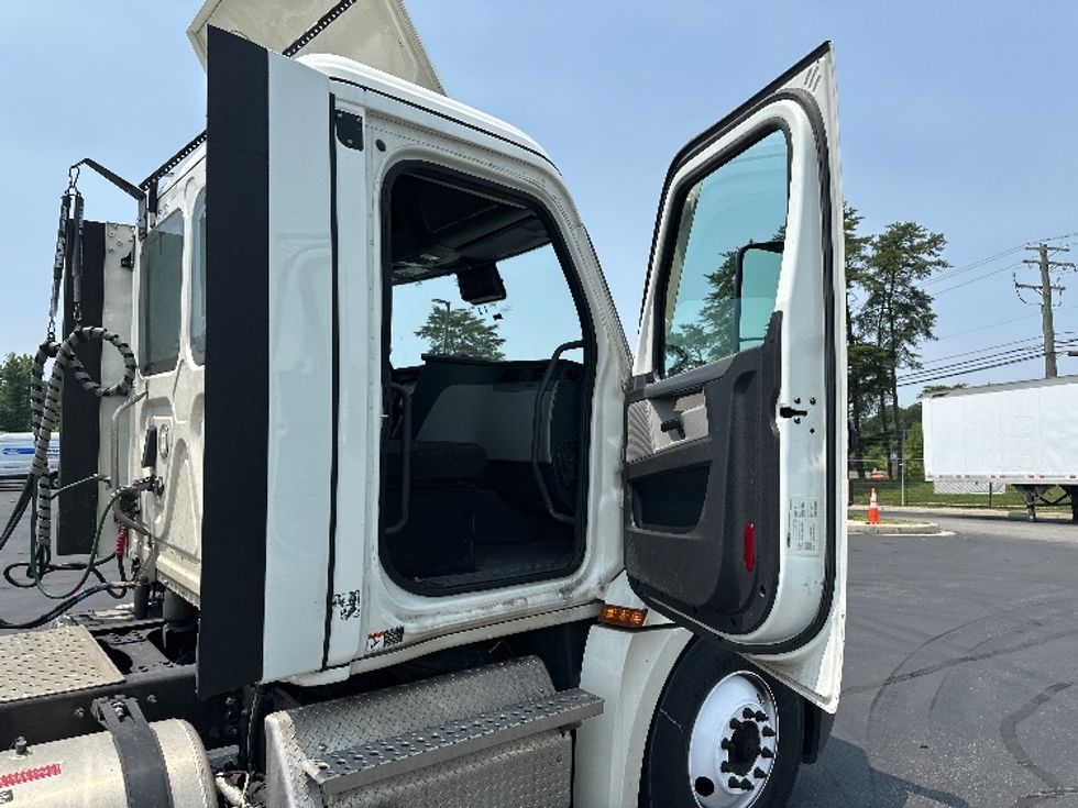 Day Cab Tractor-Heavy Duty Tractors-Freightliner-2022-T12664ST-Essex-MD-247,167\n\t\tmiles-$ 74,250 - Image 12