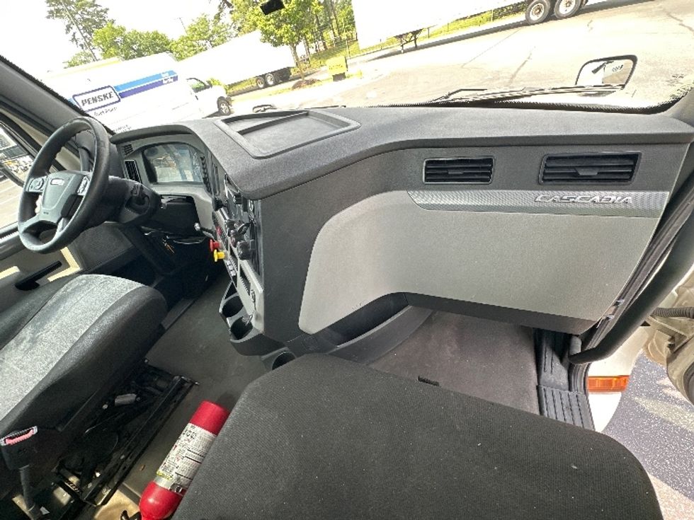 Day Cab Tractor-Heavy Duty Tractors-Freightliner-2022-T12664ST-Essex-MD-247,167\n\t\tmiles-$ 74,250 - Image 13