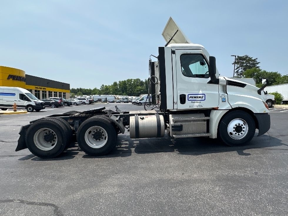 Day Cab Tractor-Heavy Duty Tractors-Freightliner-2022-T12664ST-Essex-MD-247,167\n\t\tmiles-$ 74,250 - Image 8