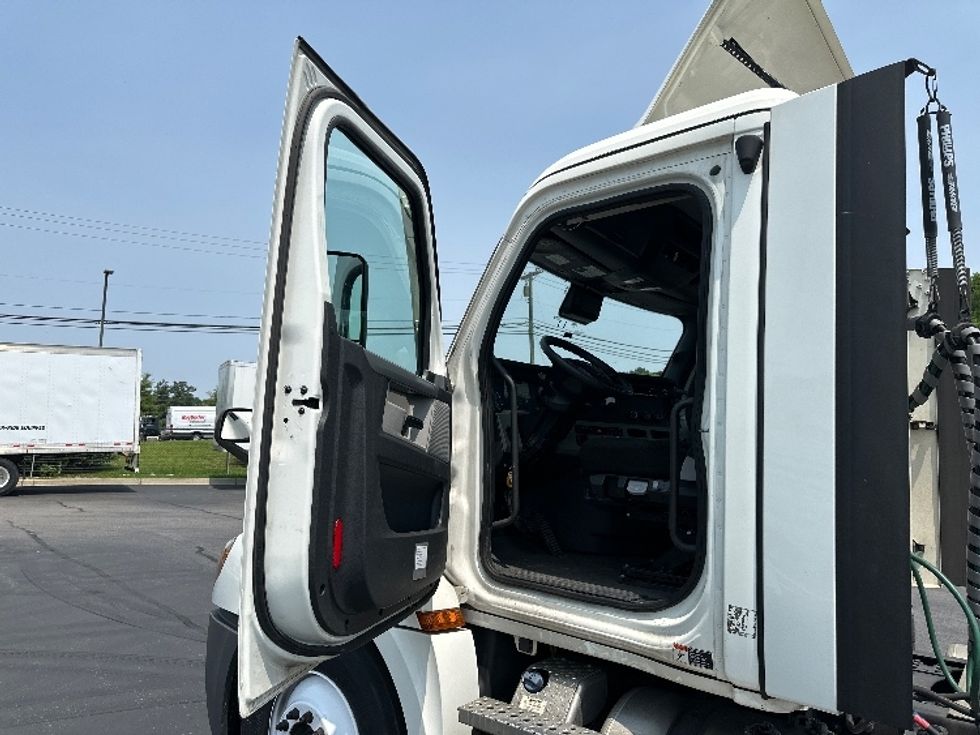 Day Cab Tractor-Heavy Duty Tractors-Freightliner-2022-T12664ST-Essex-MD-247,167\n\t\tmiles-$ 74,250 - Image 9