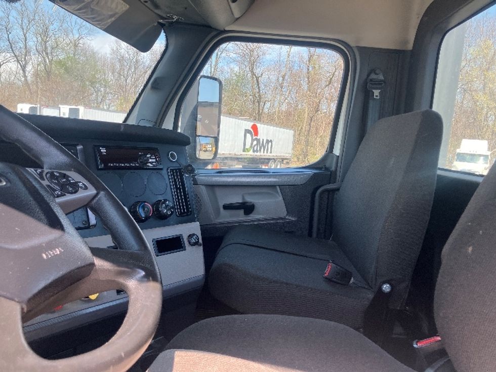 Day Cab Tractor-Heavy Duty Tractors-Freightliner-2022-T12664ST-Fitchburg-MA-286,770\n\t\tmiles-$ 70,500 - Image 10
