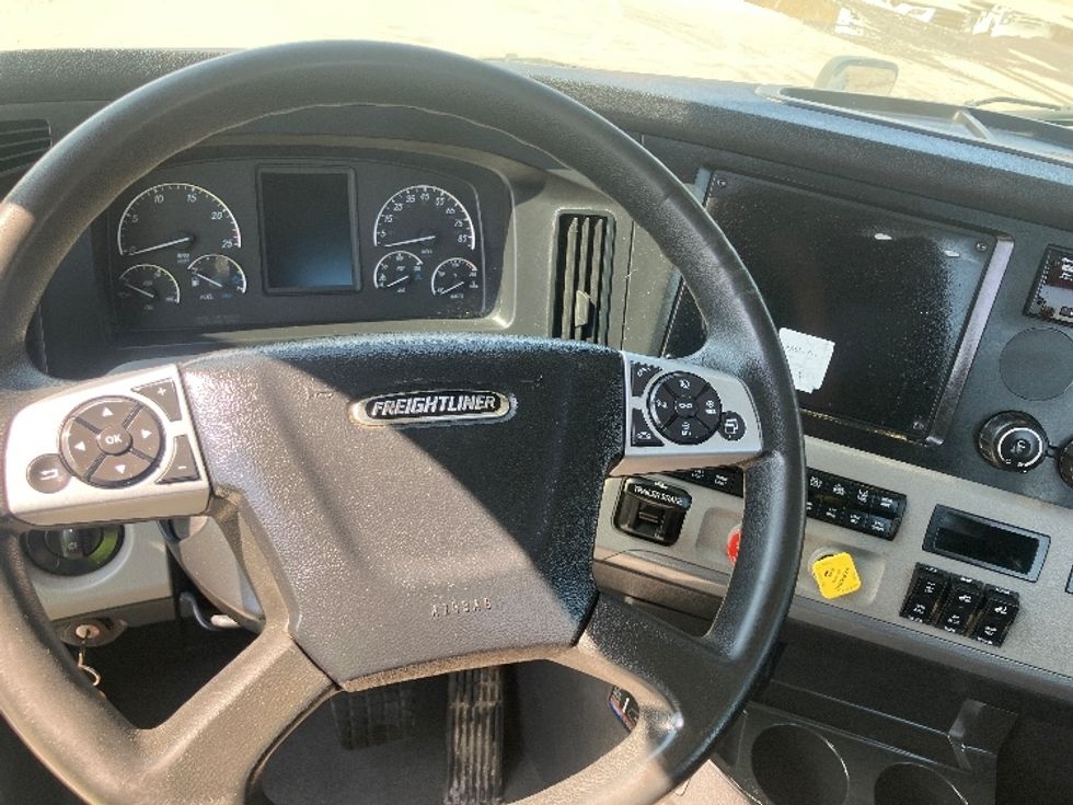 Day Cab Tractor-Heavy Duty Tractors-Freightliner-2022-T12664ST-Fitchburg-MA-286,770\n\t\tmiles-$ 70,500 - Image 11