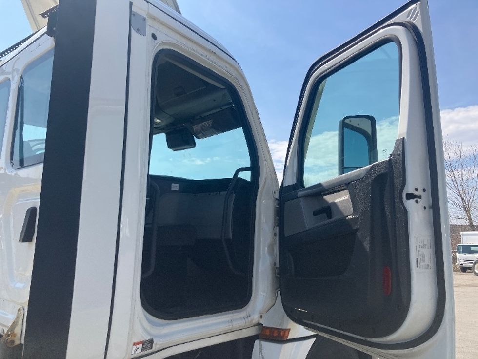 Day Cab Tractor-Heavy Duty Tractors-Freightliner-2022-T12664ST-Fitchburg-MA-286,770\n\t\tmiles-$ 70,500 - Image 12