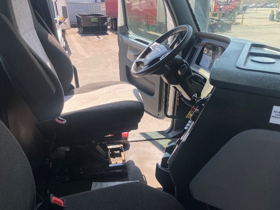 Day Cab Tractor-Heavy Duty Tractors-Freightliner-2022-T12664ST-Fitchburg-MA-286,770\n\t\tmiles-$ 70,500 - Image 14