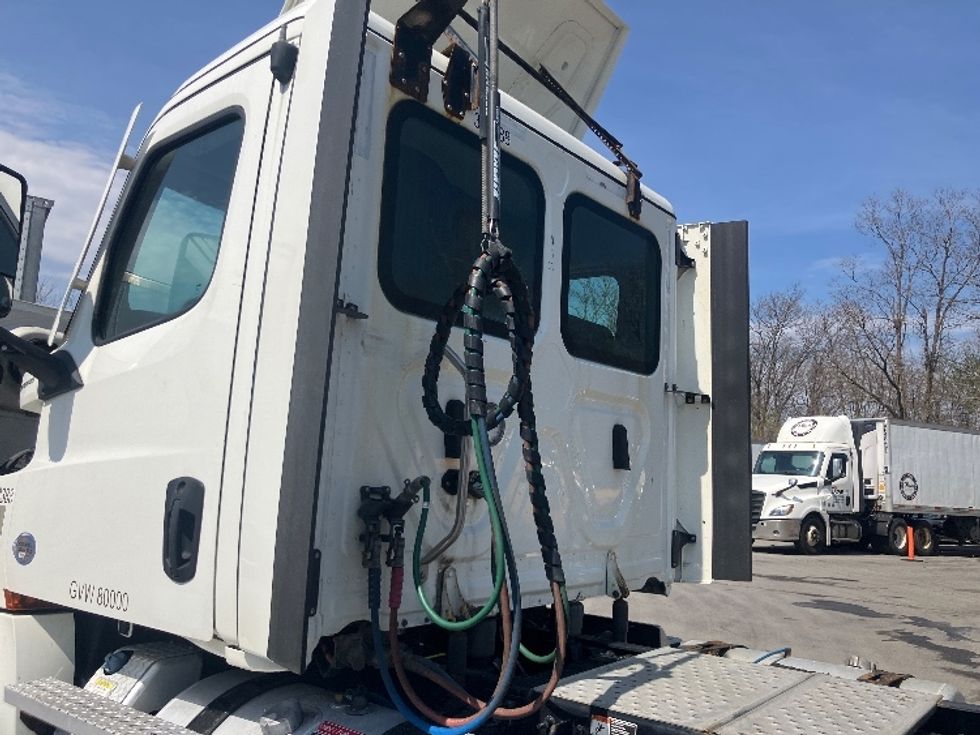 Day Cab Tractor-Heavy Duty Tractors-Freightliner-2022-T12664ST-Fitchburg-MA-286,770\n\t\tmiles-$ 70,500 - Image 17