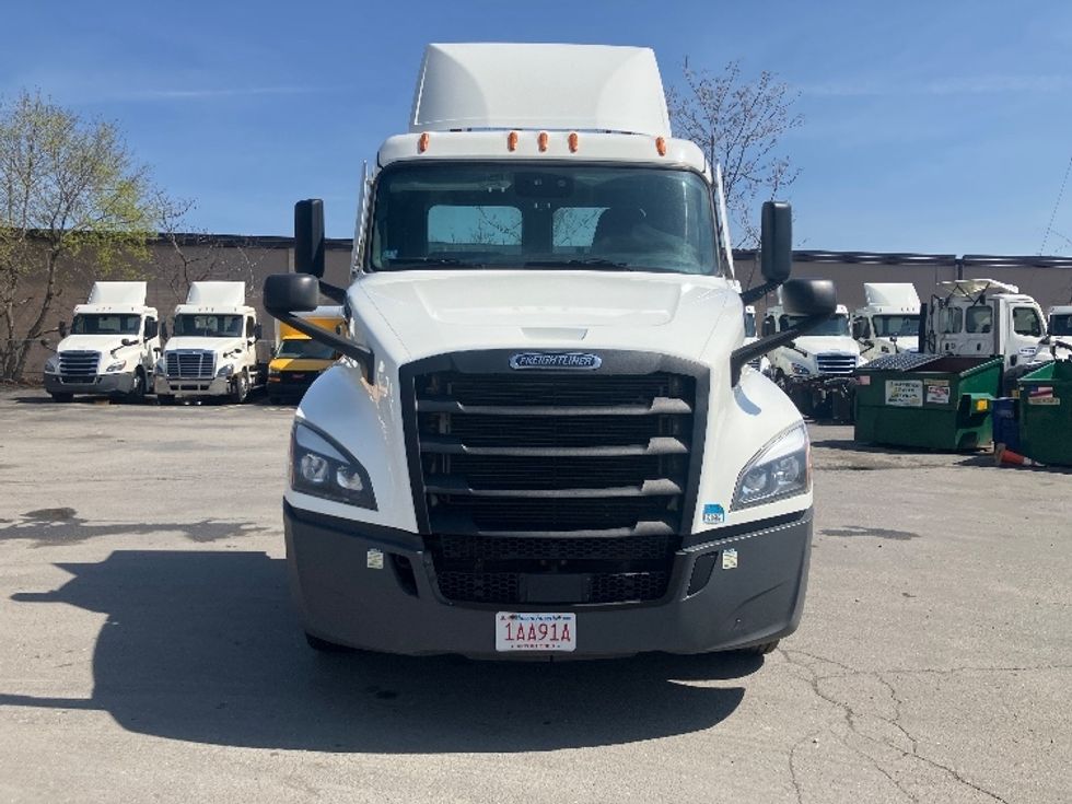 Day Cab Tractor-Heavy Duty Tractors-Freightliner-2022-T12664ST-Fitchburg-MA-286,770\n\t\tmiles-$ 70,500 - Image 2