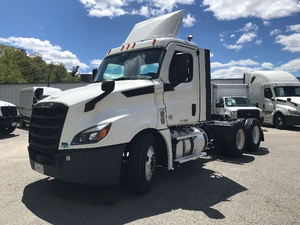 Day Cab Tractor-Heavy Duty Tractors-Freightliner-2022-T12664ST-Fitchburg-MA-286,770\n\t\tmiles-$ 70,500 - Image 3