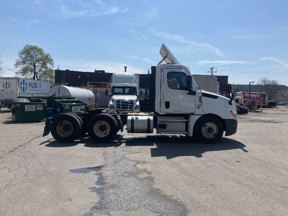 Day Cab Tractor-Heavy Duty Tractors-Freightliner-2022-T12664ST-Fitchburg-MA-286,770\n\t\tmiles-$ 70,500 - Image 8