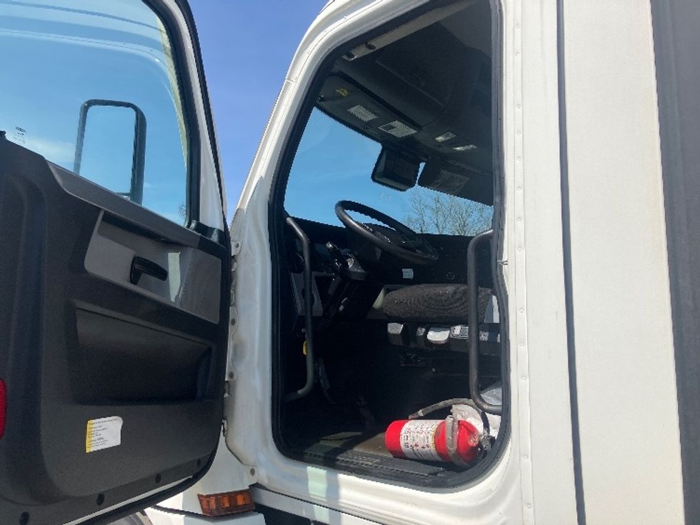 Day Cab Tractor-Heavy Duty Tractors-Freightliner-2022-T12664ST-Fitchburg-MA-286,770\n\t\tmiles-$ 70,500 - Image 9