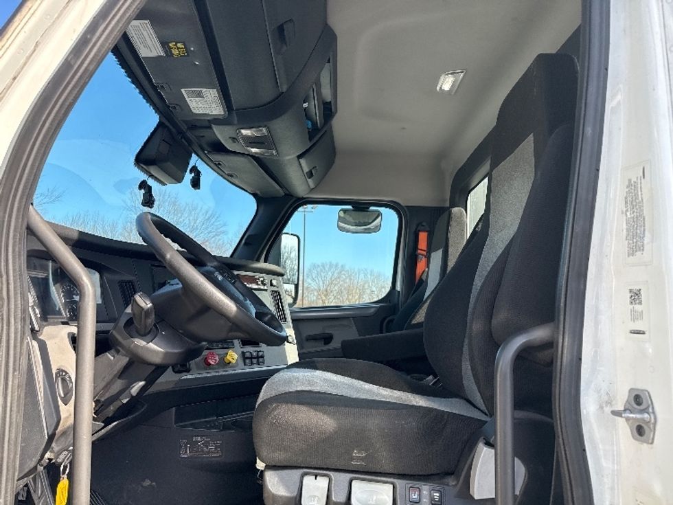 Day Cab Tractor-Heavy Duty Tractors-Freightliner-2022-T12664ST-Flat Rock-MI-397,215\n\t\tmiles-$ 60,250 - Image 11