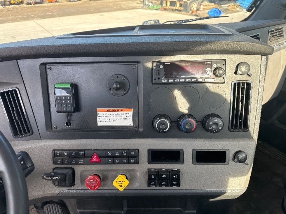 Day Cab Tractor-Heavy Duty Tractors-Freightliner-2022-T12664ST-Flat Rock-MI-397,215\n\t\tmiles-$ 60,250 - Image 12