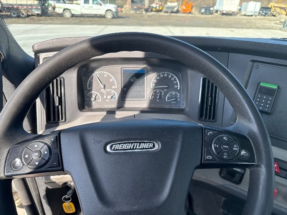 Day Cab Tractor-Heavy Duty Tractors-Freightliner-2022-T12664ST-Flat Rock-MI-397,215\n\t\tmiles-$ 60,250 - Image 13