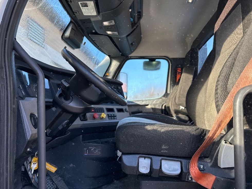 Day Cab Tractor-Heavy Duty Tractors-Freightliner-2022-T12664ST-Flat Rock-MI-397,215\n\t\tmiles-$ 60,250 - Image 17