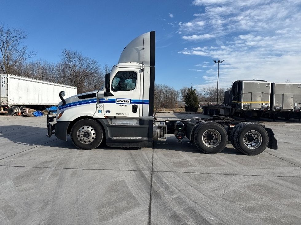 Day Cab Tractor-Heavy Duty Tractors-Freightliner-2022-T12664ST-Flat Rock-MI-397,215\n\t\tmiles-$ 60,250 - Image 4